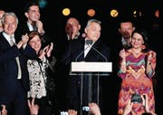 Nach dem «historischen Sieg» lässt sich Viktor Orbán feiern. (Bild: Szilard Koszticsak/AP (8. April 2018).)