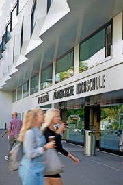 Bald ist es wieder Zeit, sich in den Vorlesesaal zu begeben. (Bild Corinne Glanzmann)