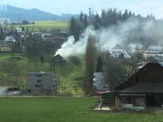 Die brennende Scheune steht oberhalb des Krienser Schulhauses Roggern. (Bild: Leserreporter David Reimann)