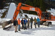 Spatenstich (von links): OK-Präsident Ernst von Holzen, Projektleiter Thomas Zumstein, Heinz Keller als Vertreter vom Kloster, Hans-Jörg Birrer als Vertreter des nationalen Sportanlagenkonzepts, Landbesitzerin M. Schleiss, Talammann Martin Odermatt, Skispringer Gregor Deschwanden, Tourismusdirektor Frédéric Füssenich und der Obwaldner Regierungsrat Niklaus Bleiker. (Bild PD)