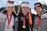 Fabienne Suter (mitte) fährt auf Rang 1, Denise Feierabend (rechts) wird Zweite, Corinne Sutter Dritte. (Bild: Keystone / Anthony Anex)