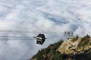 Die Cabrio-Bahn taucht aus dem Nebelmeer auf. (Bild: Leserbild Jaap Super)