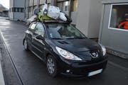 Die Polizei musste dieses Fahrzeug anhalten, da es einen Roller auf dem Dach transportierte. (Bild: PD)