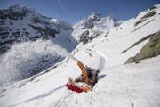 Die Schneeräumsarbeiten auf dem Sustenpass laufen auf Hochtouren. (Bild: Urs Flüeler / Keystone (Sustenpass, 16. Mai 2017))