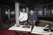 Das ehemalige Nachtlokal «Du Pont» wird neu zum «Fondue House». Im Bild: Wirt Hans P. Wanner und Albert Schwarzenbach als Altstadt-Promoter. (Bild: Manuela Jans-Koch (Luzern, 12. Januar 2018))