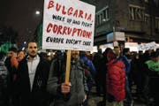 Tausende Bulgaren demonstrieren im Herzen Sofias gegen Korruption. (Bild: Dimitar Dilkoff/AFP (11. Januar 2018))