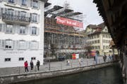 Impressionen vom Baugerüst rund um die zu renovierende Peterskapelle am Kapellplatz. (Bild: Manuela Jans-Koch (Luzern, 19. Januar 2018))