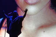 Die englische Transgender-Musikerin Anohni singt in Montreux mit verhülltem Gesicht gegen Gewalt und Krieg an. (Bild: Keystone/Laurent Gillieron)