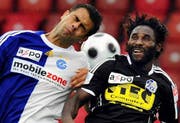Gc und Luzern stets Kopf an Kopf: GCs Smiljanic im Luftduell mit dem Luzerner Diarra. Bild Keystone