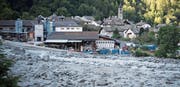 Ein gewaltiger Murgang streifte das Dorf Bondo. Ein halbes Dutzend Gebäude wurde beschädigt. (Bild: Gian Ehrenzeller/Keystone (Bondo, 24. August 2017))