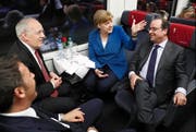 Dieses Bild wird es so schnell nicht wieder geben: Bundesrat Johann Schneider-Ammann spricht mit Angela Merkel, François Hollande und Matteo Renzi. (Bild: Keystone/Peter Klaunzer)