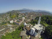 ..der Stadt Luzern, im Bild mit dem Chateau Gütsch, der Stadt und dem Seebecken. Darauf folgt die Zuger Gemeinde... (Bild: René Meier)