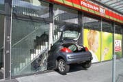 Das Auto durchbrach eine Glasscheibe. (Bild: Zuger Polizei)