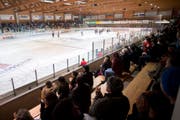 Wiki-Münsingen spielt in einem halbleeren Stadion gegen den EV Zug. (Bild: Keystone / Marcel Bieri)