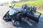 Völlig zerstört: Das Fahrzeug der Junglenkerin. (Bild: Luzerner Polizei)