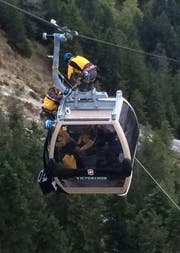 Aus einer Höhe von 200 Metern wurden Passagiere aus der Gondelbahn evakuiert. (Bild Nori Schuler)