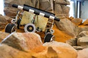 Das Modell des Sojourner-Rovers in der neu gestalteten Mars-Landschaft im Verkehrshaus. (Bild: PD)