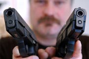Sehen aus wie echt: Beschlagnahme Softairguns. (Archivbild: Michael Buholzer / LZ)