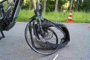 So sieht das E-Bike der Velofahrern nach dem Unfall aus. (Bild: Zuger Polizei)