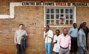 Milo Rau (links) anlässlich der Präsentation seines Films im Dorf Mushinga (Süd-Kivu) im Juli 2017. (Bild: Vinca Film/PD)