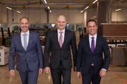 Die Geschäftsleitung der Obrist Interior AG am neuen Firmensitz in Inwil. Von links: COO Dominique Studerus, Inhaber und VR-Präsident Stefan Slamanig, CEO Marcel Müller. (Bild: Daniel Wyss / PD)