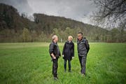 Adolf Zemp vom Quartierverein Udelboden (links), Stadträtin Manuela Jost und Immobilienbewirtschafter Franz Iten auf dem Längweier Feld in Littau. (Bild Pius Amrein)