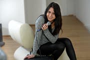 Carmen Bieri, hier beim Übern in ihrer Wohnung, hat die Jury überzeugt. (Bild: Nadia Schärli / Neue LZ)