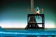 Die kleine Meerjungfrau Undine will in die Menschenwelt gehen, weil sie sich verliebt hat. Dafür ist ihr kein Preis zu hoch. (Bild: Luzerner Theater/Ingo Höhn)