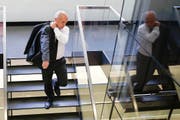 Verteidigungsminister Ueli Maurer verlässt nach der Pressekonferenz zum Gripen-Nein das Medienzentrum Bundeshaus in Bern. (Bild: Keystone/Peter Klaunzer)