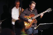 Jeder Musiker liess dem anderen genügend Raum. Im Bild Roberto Bossard. (Bild: Werner Schelbert (Zug, 11. Oktober 2017))