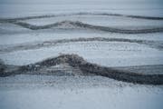 Die Reifenspuren zeigen es: Die Zentralschweizer Strassen sind zur Zeit schneebedeckt und glatt, weswegen Autos ins Schlittern geraten. (Symbolbild Roger Grütter / Neue LZ)
