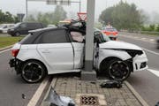 Die Lenkerin dieses Autos und ihr Mitfahrer wurden bei der Kollision verletzt. (Bild: Luzerner Polizei)