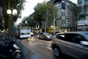 Die verlängerte Busspur auf der Pilatusstrasse: Noch immer haben sich nicht alle Autofahrer daran gewöhnt, dass auf der im Bild linken Spur keine Autos mehr fahren dürfen. (Bild: Corinne Glanzmann (Neue LZ))