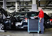 Amag-Mechaniker Peter Enz führt in der Garage in Cham ein Software-Update an einem Audi A4 durch. (Bild Stefan Kaiser)