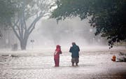 Die Wassermassen kommen: Ein Fernsehteam steht auf einer überfluteten Strasse. (Bild: Wilfredo Lee/AP (Miami, 10. September 2017))