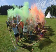 Die Jubla Weggis feiert mit viel Farbe das Holi Gaudy in Lanzenneunforn (TG). (Bild: zvg)