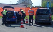 Beamte bei der Kontrollstelle Flüelen an der Arbeit. (Bild: pd)