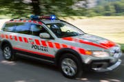 Symbolbild: Ein Fahrzeug der Polizei mit Blaulicht im Einsatz. (Bild: Keystone)