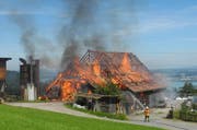 Der Stall steht in Vollbrand. (Bild: Kapo Schwyz)