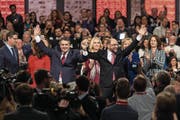Von den Genossen umjubelt: Sigmar Gabriel (links) und Martin Schulz beim «Krönungsparteitag». (Bild: Oliver Weiken/EPA (Berlin, 19. März 2017))