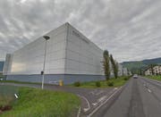Bei der Teiländerung im Jahr 2012 ging es um die Umzonung des Firmenareals von Estée Lauder von der Gewerbe- in die Industriezone. (Bild: Google Maps (Screenshot))