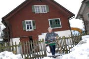 Hulda Zimmermann holt noch letzte Utensilien aus dem Haus, bevor es abgerissen wird. (Bild Oliver Mattmann/Neue NZ)