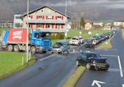 Die beiden am Unfall beteiligten Autos haben nur noch Schrottwert. (Bild: Kapo Nidwalden)