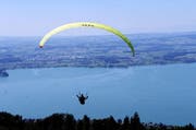 Beim Start vom Zugerberg bietet sich den Piloten ein wunderbarer Blick auf den Ennetsee. (Bild: Werner Schelbert / Neue ZZ)