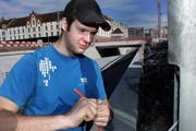 Elektriker Salim Annen montiert die Beleuchtung für die fast fertige Feldstrasse in Zug. (Bild Werner Schelbert/Neue ZZ)