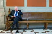 Christoph Blocher am vergangenen Donnerstag in der Wandelhalle im Bundeshaus beim Telefonieren. (Bild: Keystone/Peter Klaunzer)