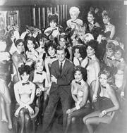 Hugh Hefner mit Bunny Girls im ersten Playboy Club in Chicago 1960. (Bild: Helmut Kretz/Getty)
