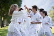 Sie sind «cool and clean»: Teilnehemer des diesjährigen tenero-Sportlagers. (Bild: Corinne Glanzmann / Neue ZZ)