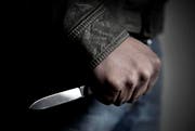 Mit einem Messer bedrohte der Täter eine Mitarbeiterin des Tabakladens. (Symbolbild / Neue LZ)