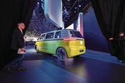 Auch Volkswagen testet selbstfahrende Autos: Hier der ID Buzz, der Nachfolger des VW-Busses. (Bild: Fabrice Coffrini/AFP (Genf, 6. März 2018))